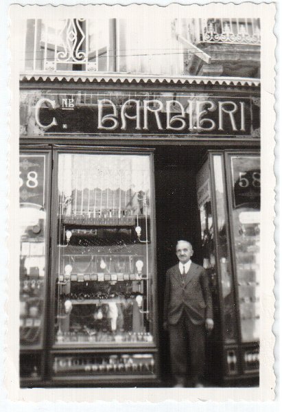 Anni 30, Carmine Barbieri nella gioielleria a via Nappi 58.jpg
